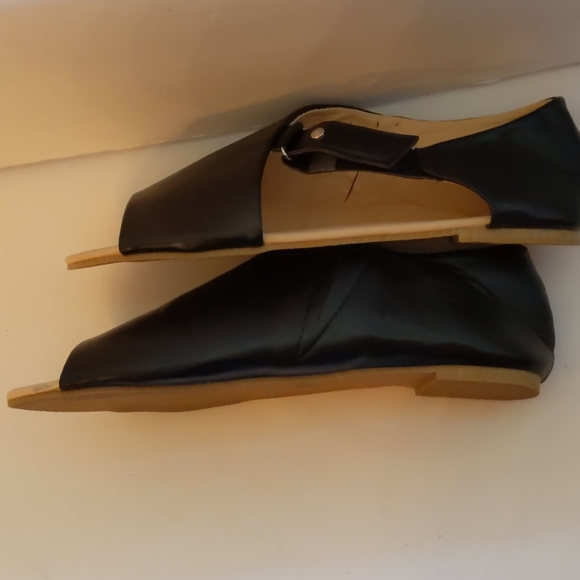 Black leather open toe flats-sz 8 - Picture 3 of 7